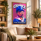 Tableau Décoratif Chance The Rapper en affiche encadrée bois dans un salon