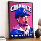 Tableau Décoratif Chance The Rapper en affiche encadrée noire sur une étagère