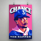 Tableau Décoratif Chance The Rapper en affiche suspendue par des pinces sur un mur gris