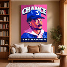Tableau Décoratif Chance The Rapper sur toile, accroché dans un salon avec bibliothèque