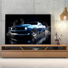 Tableau Décoratif Chevrolet Camaro 1969 sur toile, posée sur un meuble TV en bois devant un mur en béton