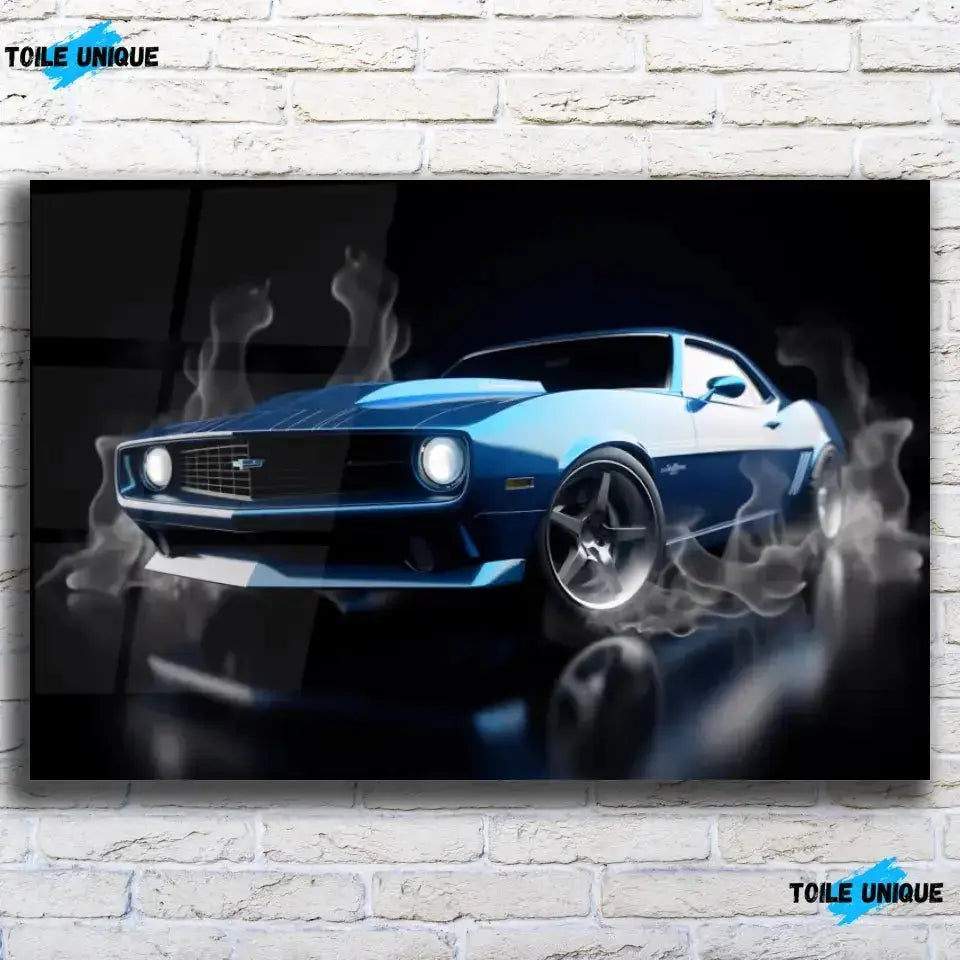Tableau Décoratif Chevrolet Camaro 1969 en verre acrylique, vue de face sur un mur de briques blanches