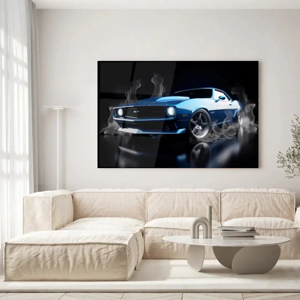 Tableau Décoratif Chevrolet Camaro 1969 en verre acrylique, accroché dans un salon lumineux au-dessus d'un canapé beige