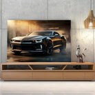 Tableau Décoratif Chevrolet Camaro Carbone sur toile, posée sur un meuble TV en bois devant un mur en béton