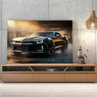 Tableau Décoratif Chevrolet Camaro Carbone en verre acrylique, posé sur un meuble TV en bois devant un mur en béton