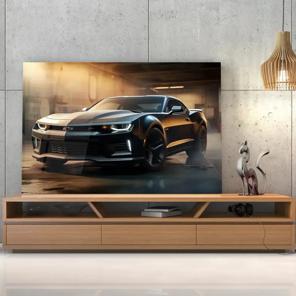 Tableau Décoratif Chevrolet Camaro Carbone en verre acrylique, posé sur un meuble TV en bois devant un mur en béton