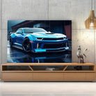 Tableau Décoratif Chevrolet Camaro SS sur toile, posée sur un meuble TV en bois devant un mur en béton