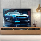 Tableau Décoratif Chevrolet Camaro SS en verre acrylique, posé sur un meuble TV en bois devant un mur en béton