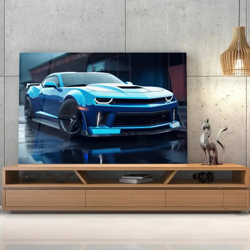 Tableau Décoratif Chevrolet Camaro SS en verre acrylique, posé sur un meuble TV en bois devant un mur en béton