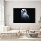 Tableau Décoratif Chouette Blanche sur toile, accrochée dans un salon lumineux au-dessus d'un canapé beige