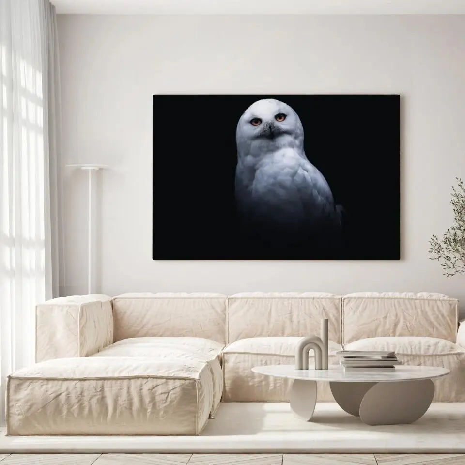Tableau Décoratif Chouette Blanche sur toile, accrochée dans un salon lumineux au-dessus d'un canapé beige