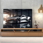 Tableau Décoratif Concept car en verre acrylique, posé sur un meuble TV en bois devant un mur en béton