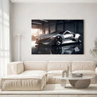 Tableau Décoratif Concept car en verre acrylique, accroché dans un salon lumineux au-dessus d'un canapé beige
