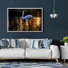 Tableau Décoratif Cygne en affiche encadrée dans un salon bleu nuit au-dessus d'un canapé blanc