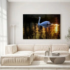 Tableau Décoratif Cygne sur toile, accrochée dans un salon lumineux au-dessus d'un canapé beige