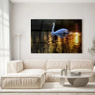Tableau Décoratif Cygne en verre acrylique, accroché dans un salon lumineux au-dessus d'un canapé beige