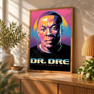 Tableau Décoratif Dr Dre en affiche encadrée bois sur un buffet