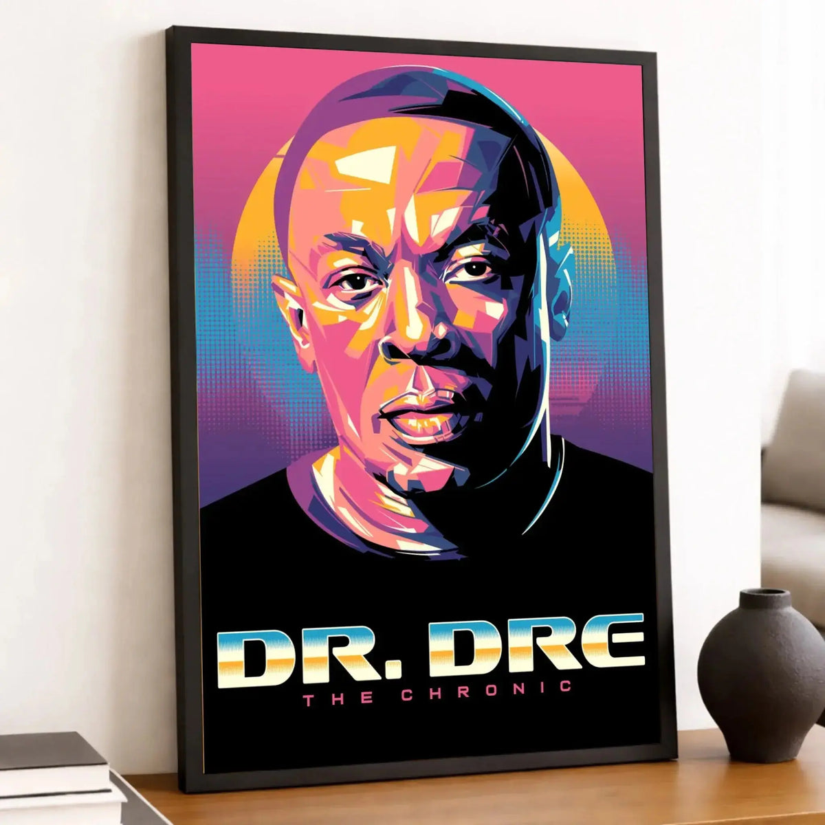 Tableau Décoratif Dr Dre en affiche encadrée noire sur une étagère
