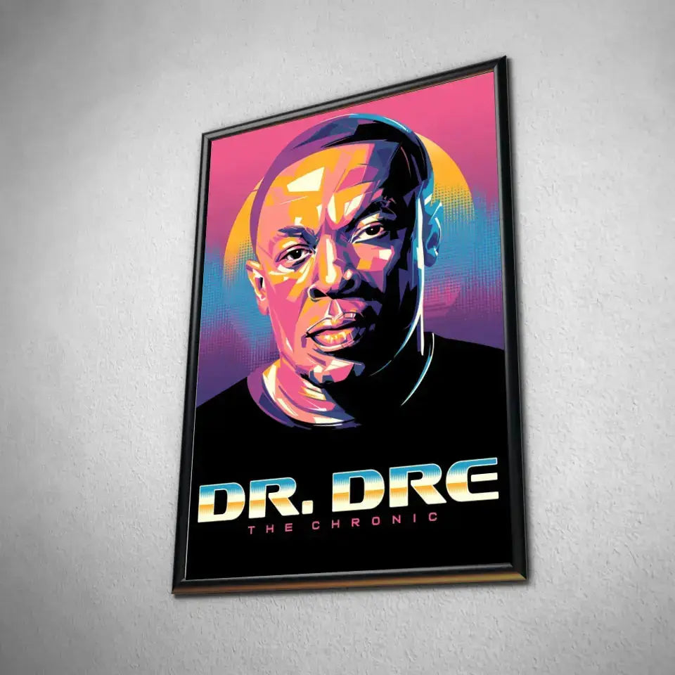 Tableau Décoratif Dr Dre en affiche encadrée noire, vue inclinée sur un mur gris