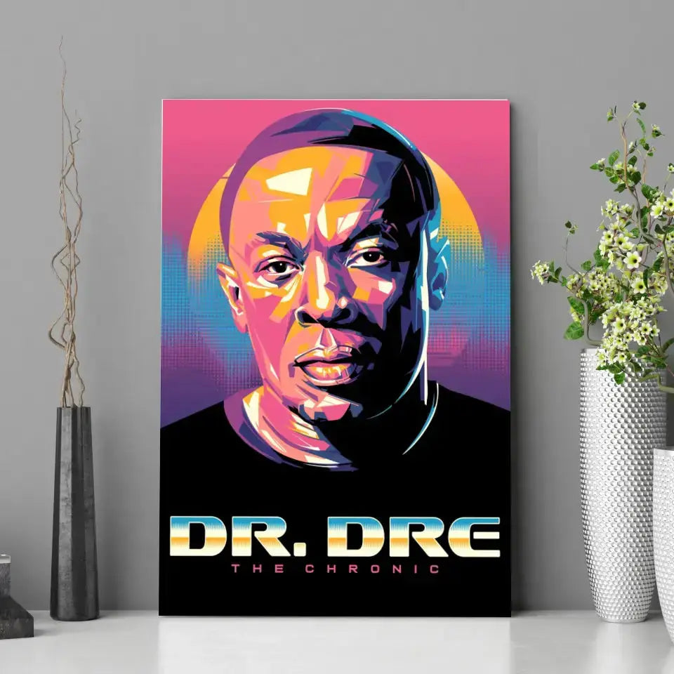 Tableau Décoratif Dr Dre en affiche posée sur une étagère avec des vases