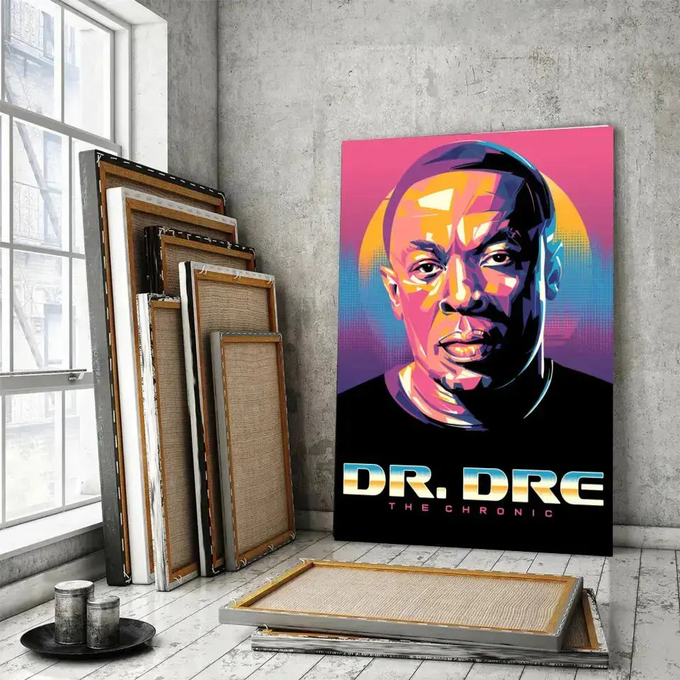 Tableau Décoratif Dr Dre sur toile, posé devant des cadres empilés près d'une fenêtre