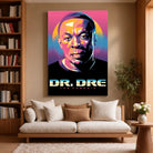 Tableau Décoratif Dr Dre sur toile, accroché dans un salon avec bibliothèque