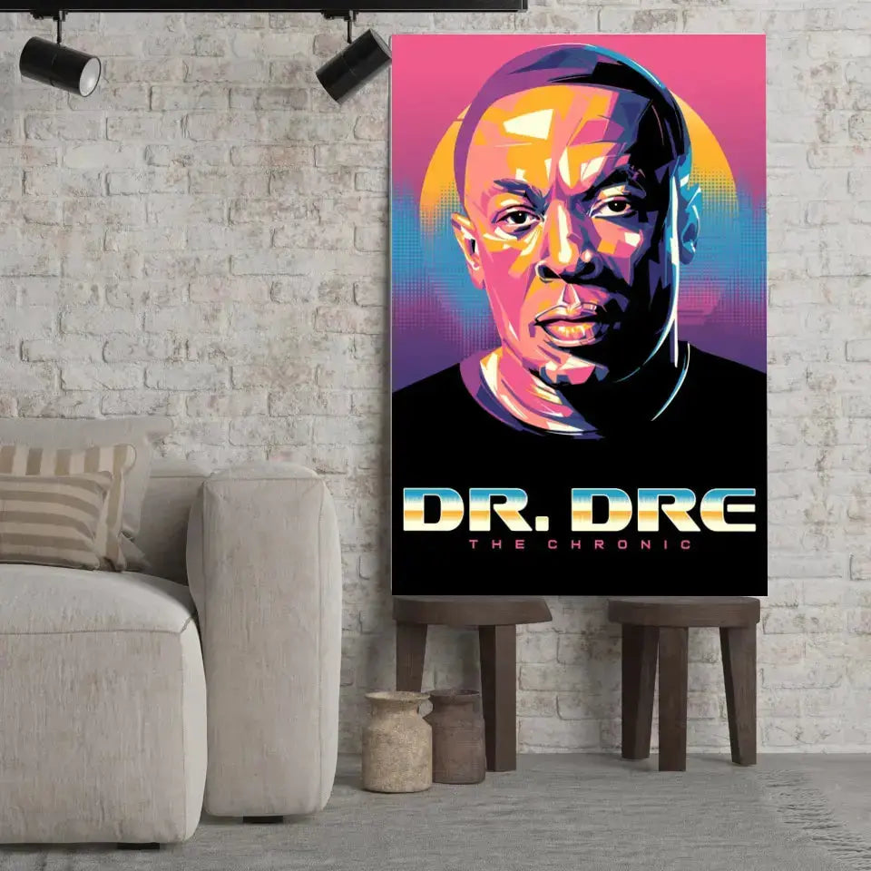 Tableau Décoratif Dr Dre sur toile, posé sur des tabourets devant un mur de briques