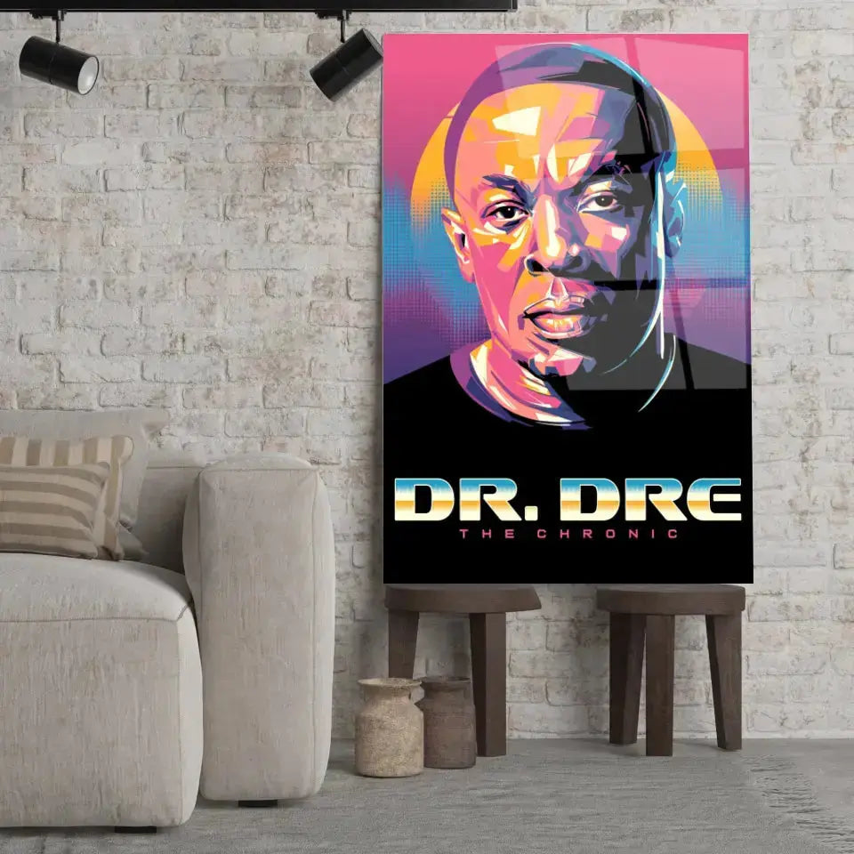 Tableau Décoratif Dr Dre en verre acrylique, posé sur des tabourets devant un mur de briques
