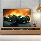 Tableau Décoratif Formula 1 Classic sur toile, posée sur un meuble TV en bois devant un mur en béton