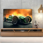 Tableau Décoratif Formula 1 Classic en verre acrylique, posé sur un meuble TV en bois devant un mur en béton