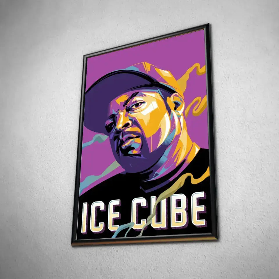 Tableau Décoratif Ice Cube en affiche encadrée noire, vue inclinée sur un mur gris