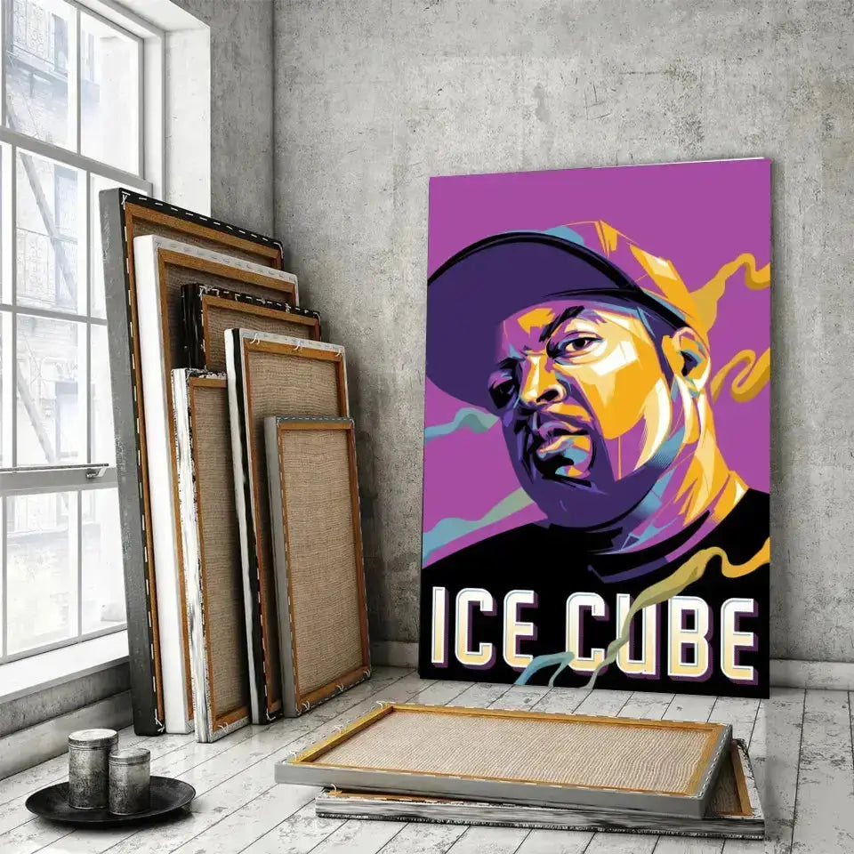 Tableau Décoratif Ice Cube sur toile, posé devant des cadres empilés près d'une fenêtre