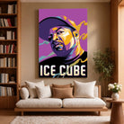 Tableau Décoratif Ice Cube sur toile, accroché dans un salon avec bibliothèque