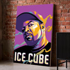 Tableau Décoratif Ice Cube sur toile, posé au sol contre un mur de briques rouges