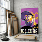 Tableau Décoratif Ice Cube en verre acrylique, posé devant des cadres empilés