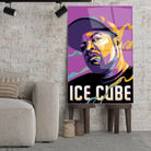 Tableau Décoratif Ice Cube en verre acrylique, posé sur des tabourets devant un mur de briques