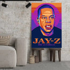 Tableau Décoratif Jay-Z sur toile, posé sur des tabourets devant un mur de briques