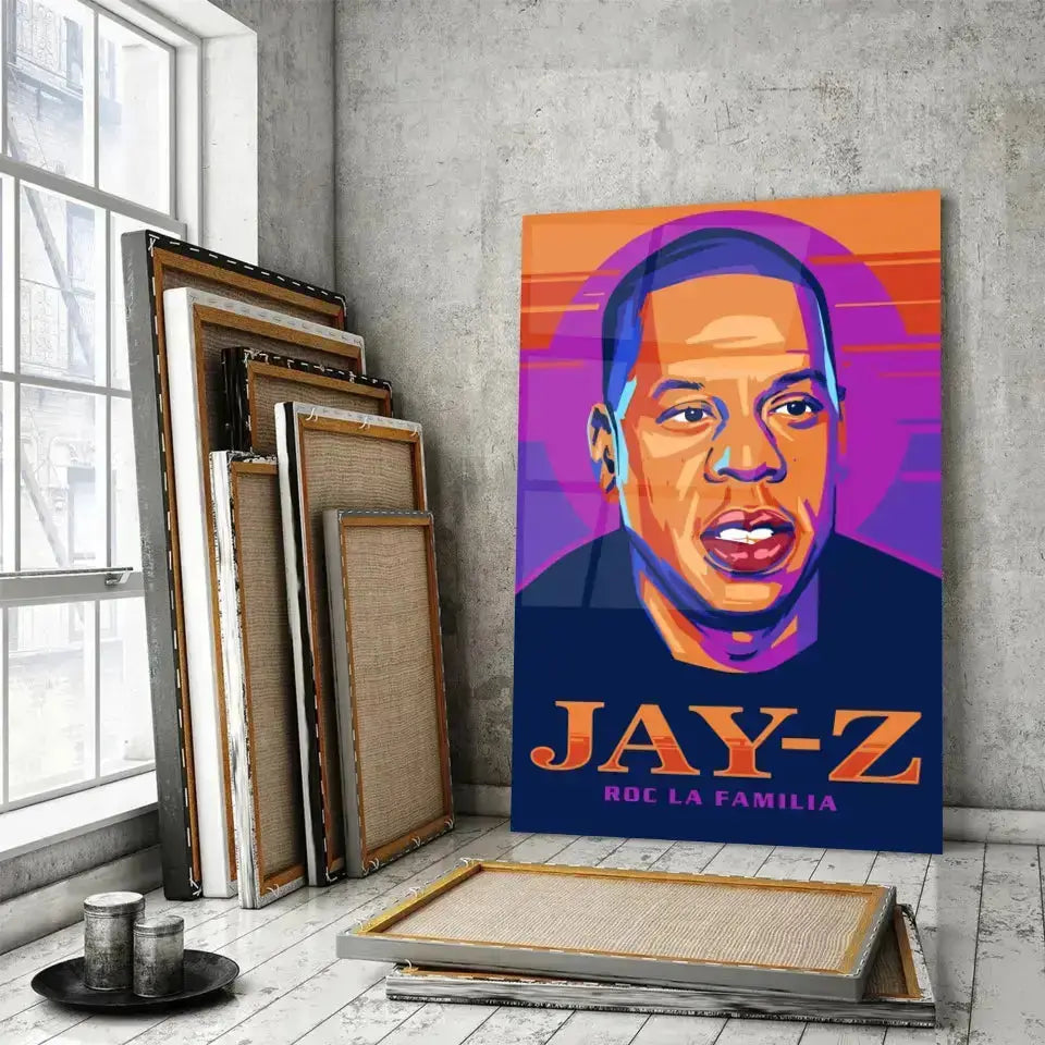 Tableau Décoratif Jay-Z en verre acrylique, posé devant des cadres empilés