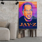 Tableau Décoratif Jay-Z en verre acrylique, posé sur des tabourets devant un mur de briques
