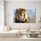Tableau Décoratif Lion d'Afrique en verre acrylique, accroché dans un salon lumineux au-dessus d'un canapé beige