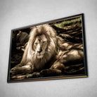 Tableau Décoratif Lion de l'Atlas en affiche dans un cadre noir, vue inclinée sur un mur gris