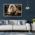 Tableau Décoratif Lion de l'Atlas en affiche encadrée dans un salon bleu nuit au-dessus d'un canapé blanc