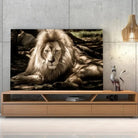 Tableau Décoratif Lion de l'Atlas sur toile, posée sur un meuble TV en bois devant un mur en béton