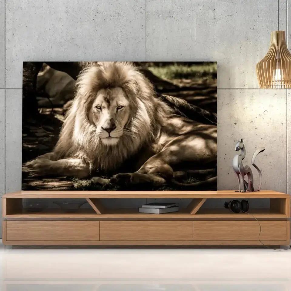 Tableau Décoratif Lion de l'Atlas sur toile, posée sur un meuble TV en bois devant un mur en béton