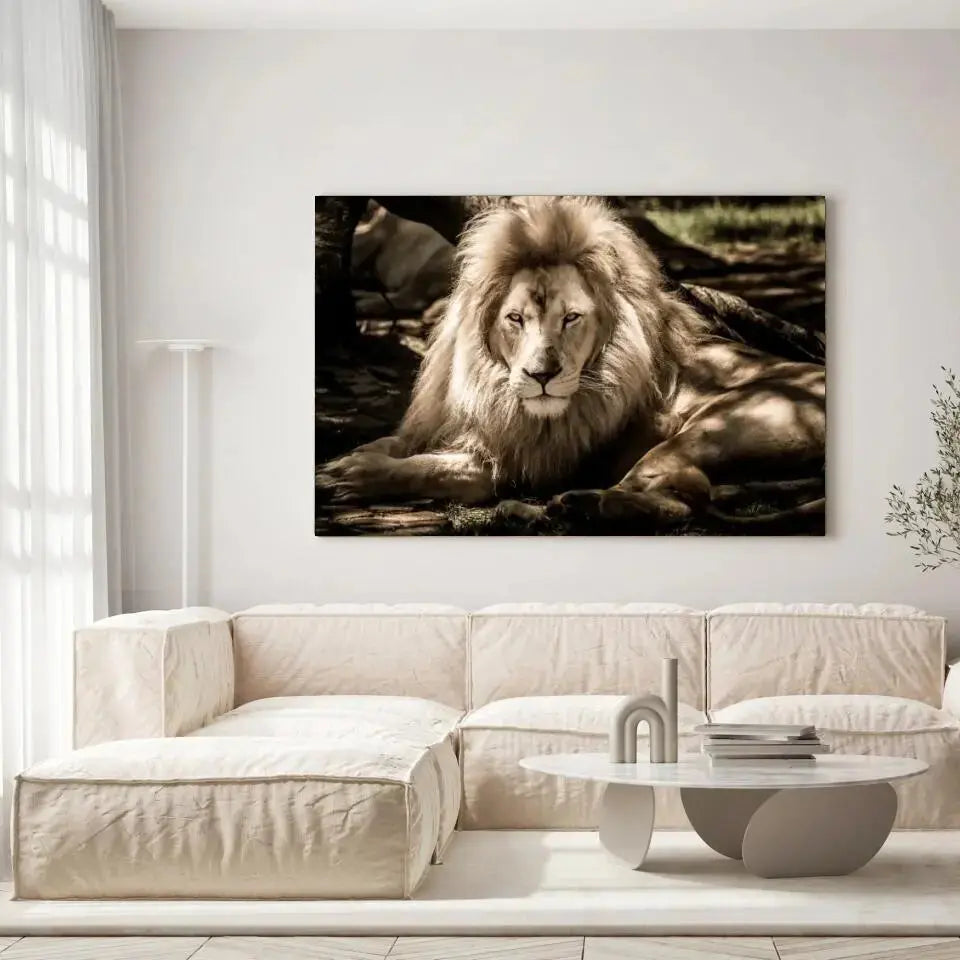 Tableau Décoratif Lion de l'Atlas sur toile, accrochée dans un salon lumineux au-dessus d'un canapé beige