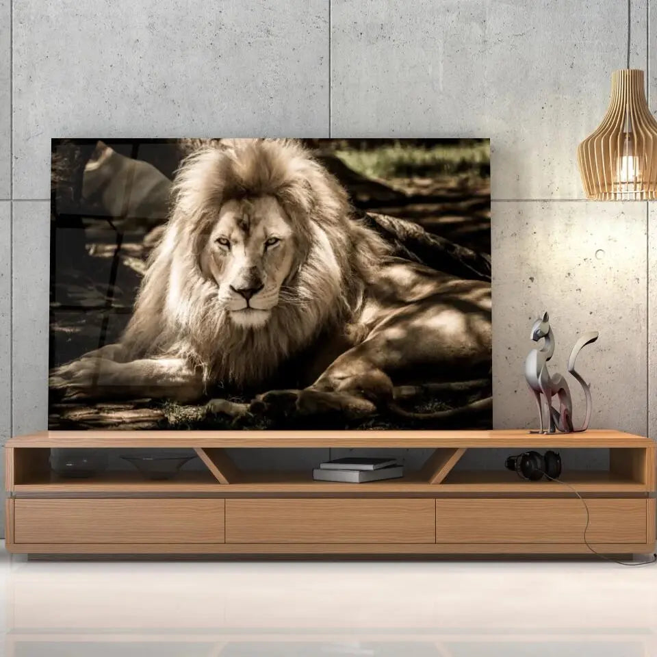Tableau Décoratif Lion de l'Atlas en verre acrylique, posé sur un meuble TV en bois devant un mur en béton