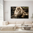 Tableau Décoratif Lion de l'Atlas en verre acrylique, accroché dans un salon lumineux au-dessus d'un canapé beige