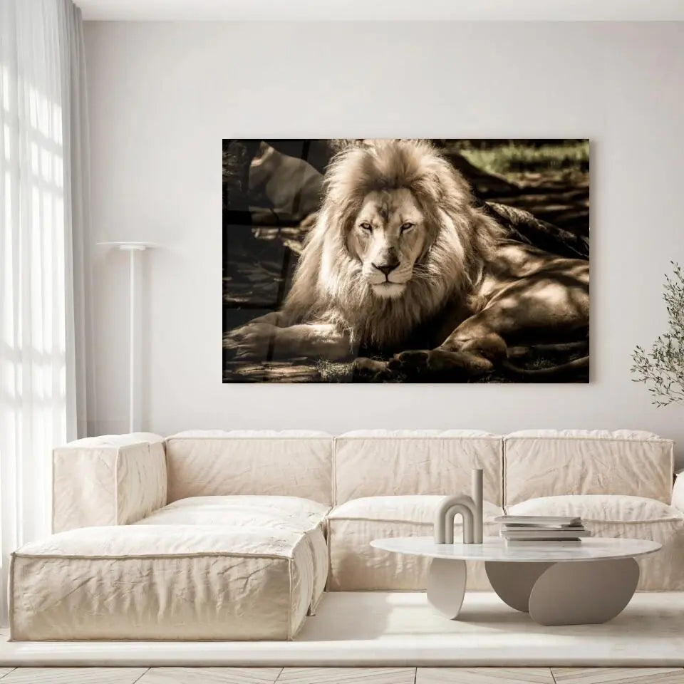 Tableau Décoratif Lion de l'Atlas en verre acrylique, accroché dans un salon lumineux au-dessus d'un canapé beige