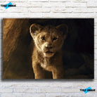 Tableau Décoratif Lion de la Grotte en affiche, vue de face sur un mur de briques blanches