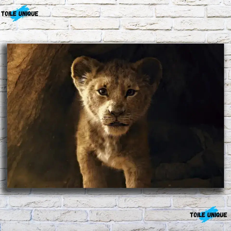 Tableau Décoratif Lion de la Grotte en affiche, vue de face sur un mur de briques blanches